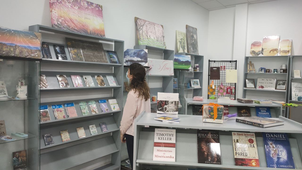 chica en libreria>