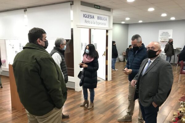 gente hablando en entrada iglesia